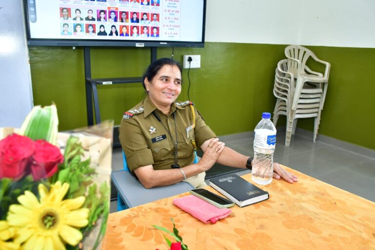 छत्रपती शिवाजी महाविद्यालयातील करिअर संसदेच्या विद्यार्थ्यांनी पोलीस निरीक्षक अश्विनीताई भोसले यांचा मुलाखतीतून साकारला जीवनपट..