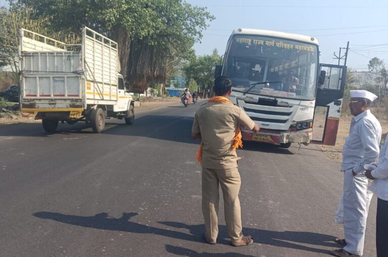 सातारा वाई नॉनस्टॉप एसटी बंद पडल्याने प्रवाशांचे उन्हाळ्यामध्ये बेहाल प्रवासी संतप्त अधिकारी कोमात