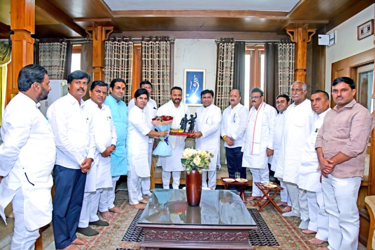 ग्रामविकास मंत्री जयकुमार गोरे यांचा ना. बसवराज पाटील यांचे हस्ते सत्कार.