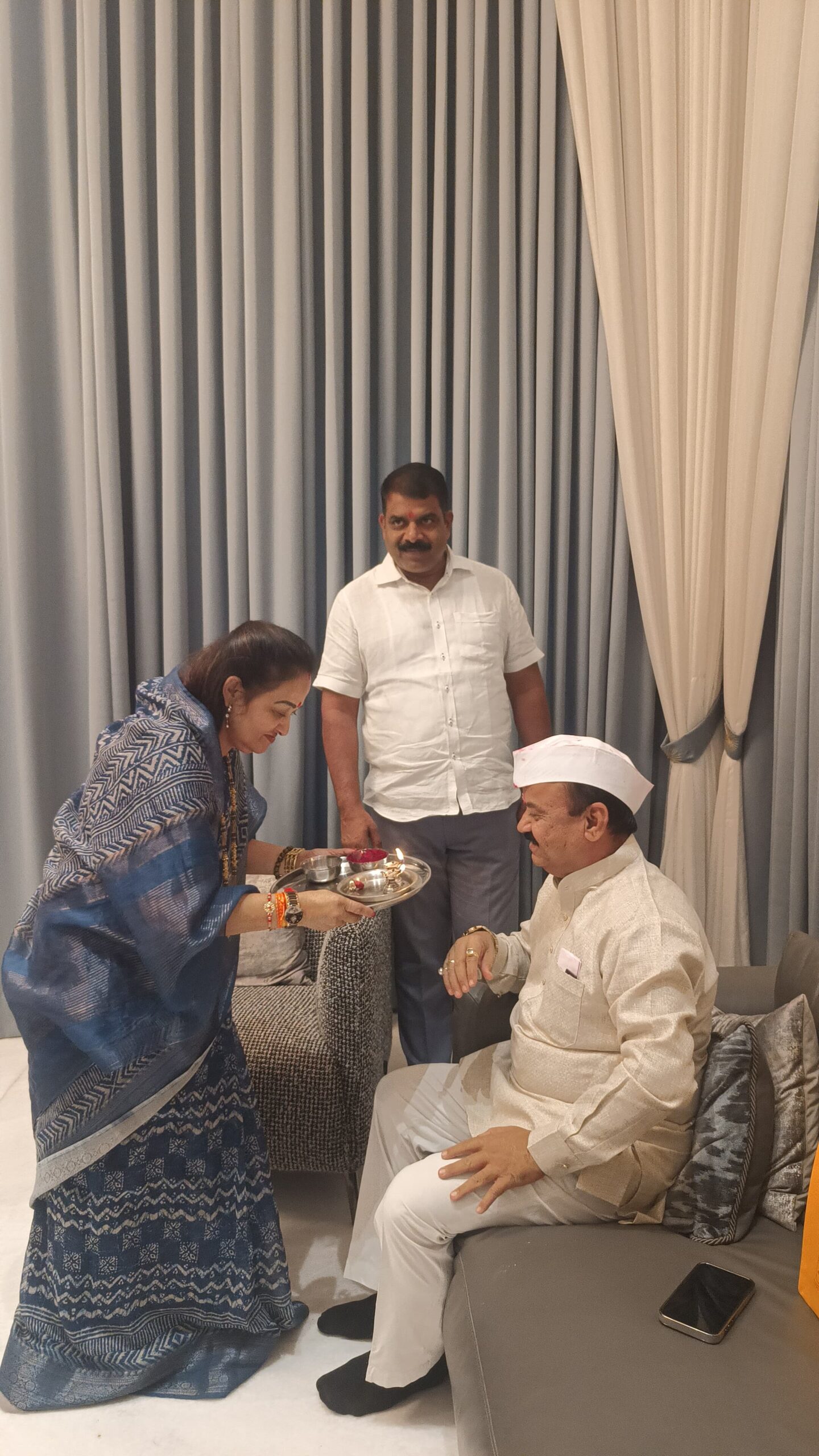 रक्षाबंधन उत्सवात सौ. सोनिया गोरे यांच्याकडून इंजि. सुनील पोरे यांना राखी बांधून भावनिक शुभेच्छा