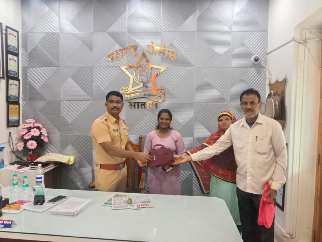 सापडलेली सोन्याची पर्स मुळ मालकाकडे परत केली,फरीदा कच्छी यांचा पोलीसांकडून सत्कार