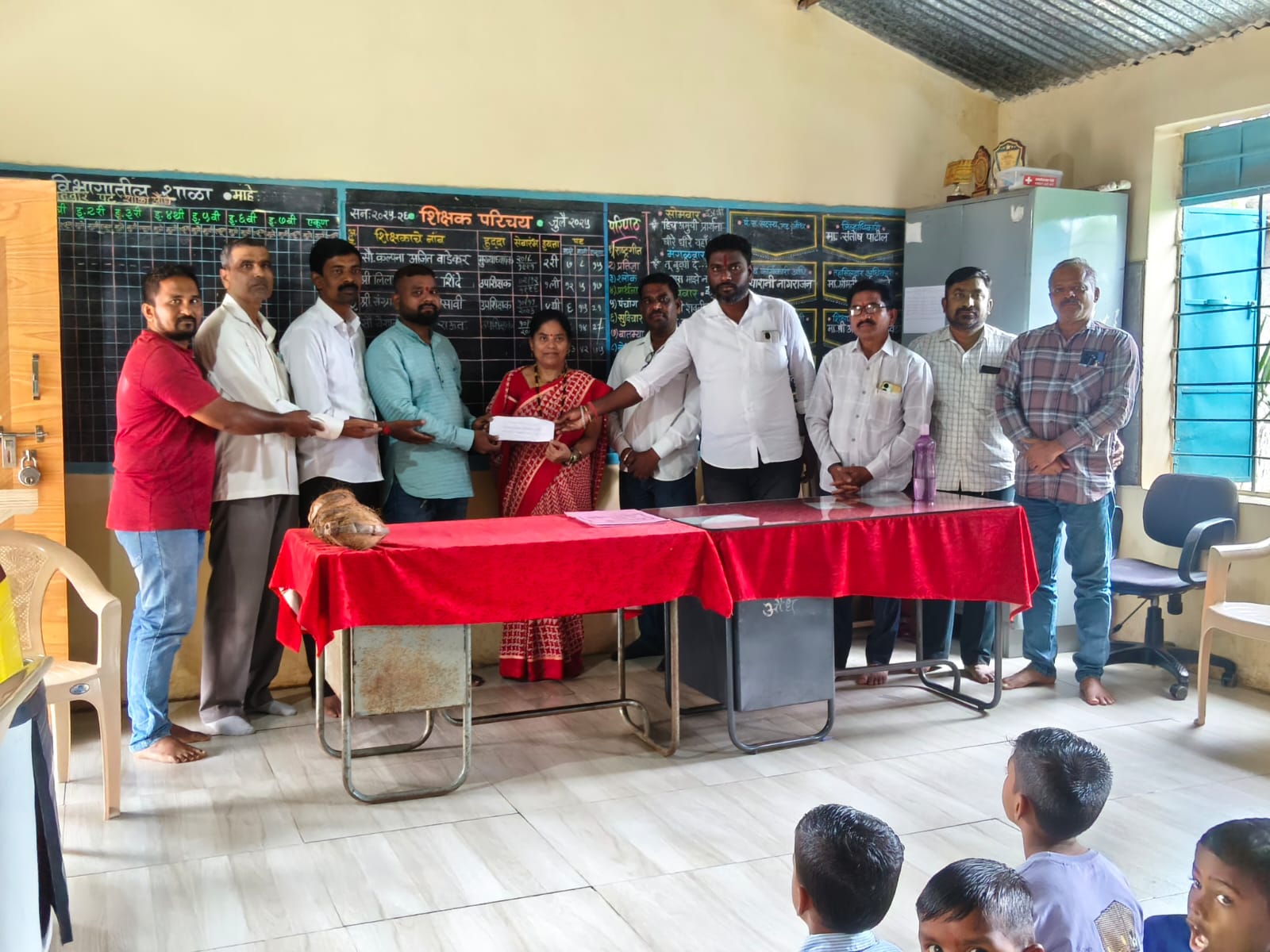 औंधच्या जिल्हा परिषद शाळेच्या मदतीसाठी सरसावले माजी विद्यार्थी