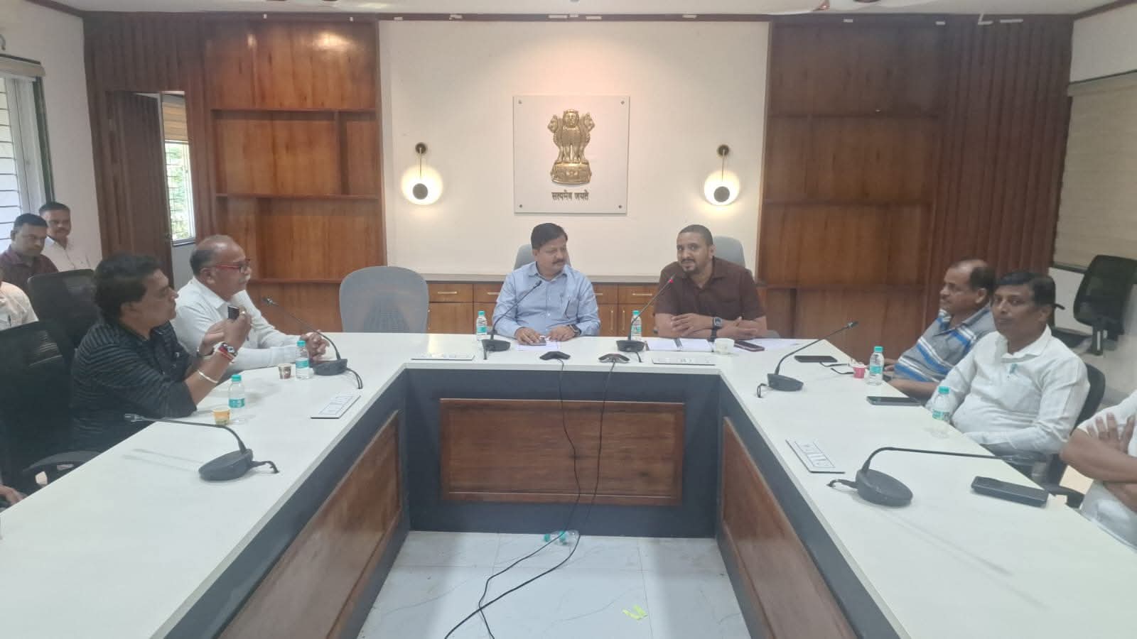 इन्फ्लुएन्सर्संनी कल्पतेमधून सोशल मीडियावर शासकीय योजनांचा प्रसार करावा- जिल्हाधिकारी संतोष पाटील