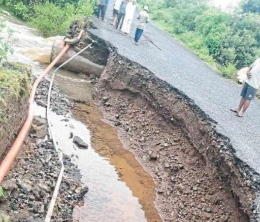 माण खटाव तालुक्यात पावसाने प्रचंड नुकसान, कुकुडवाड येथे रस्ता खचला