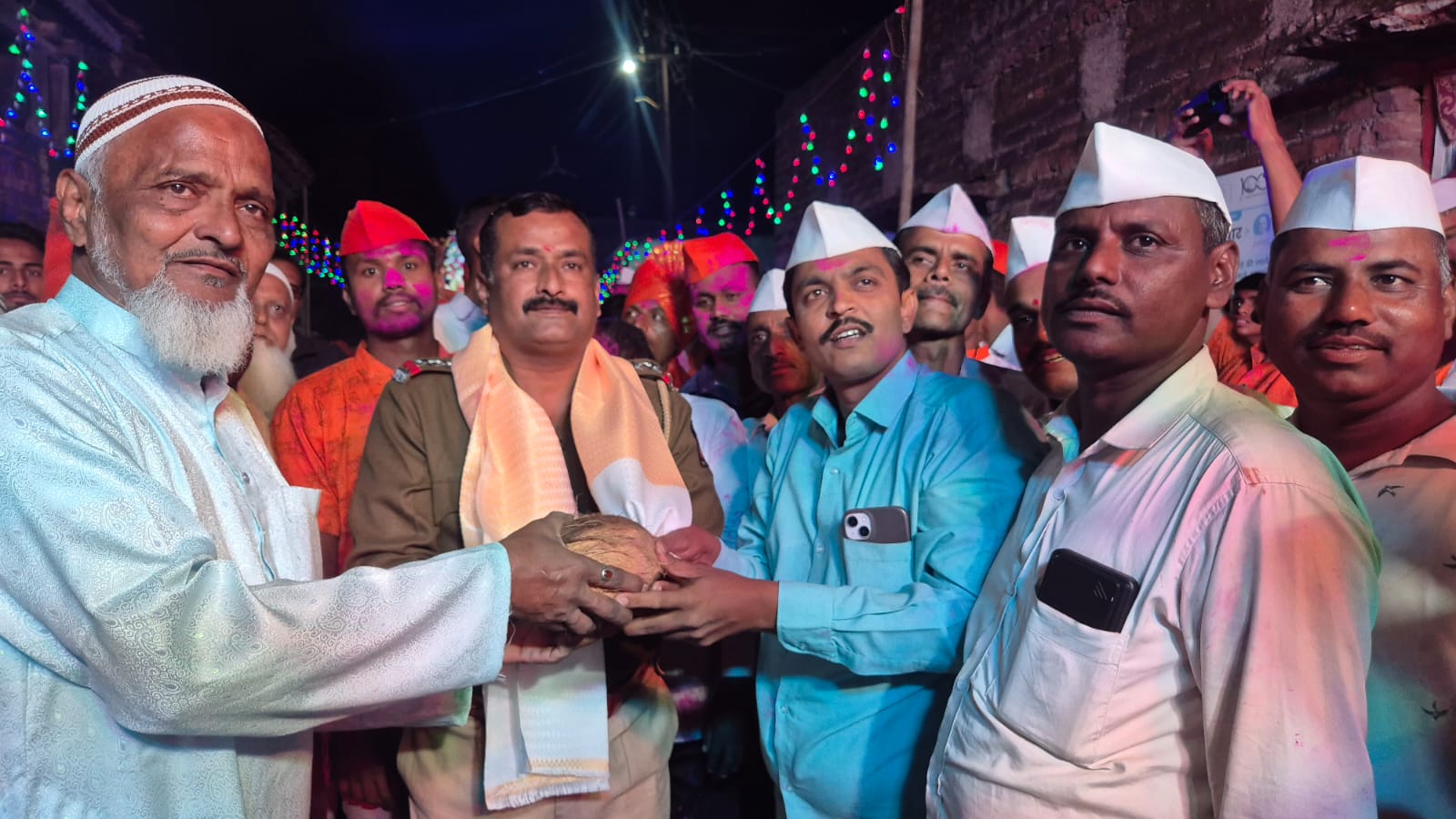बनवडी येथे पोलिसांच्या पुढाकाराने घडला ऐतिहासिक संगम ;