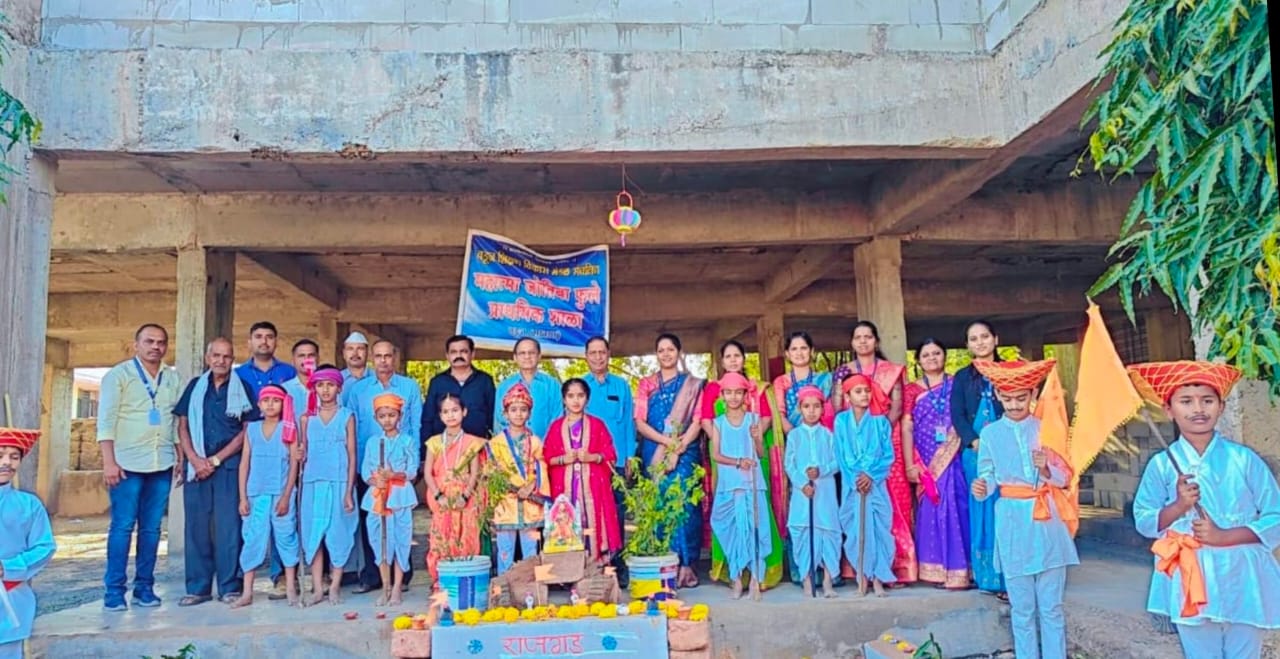 “वडूज येथे किल्ले स्पर्धा , जीवंत देखावा बनला आकर्षण’