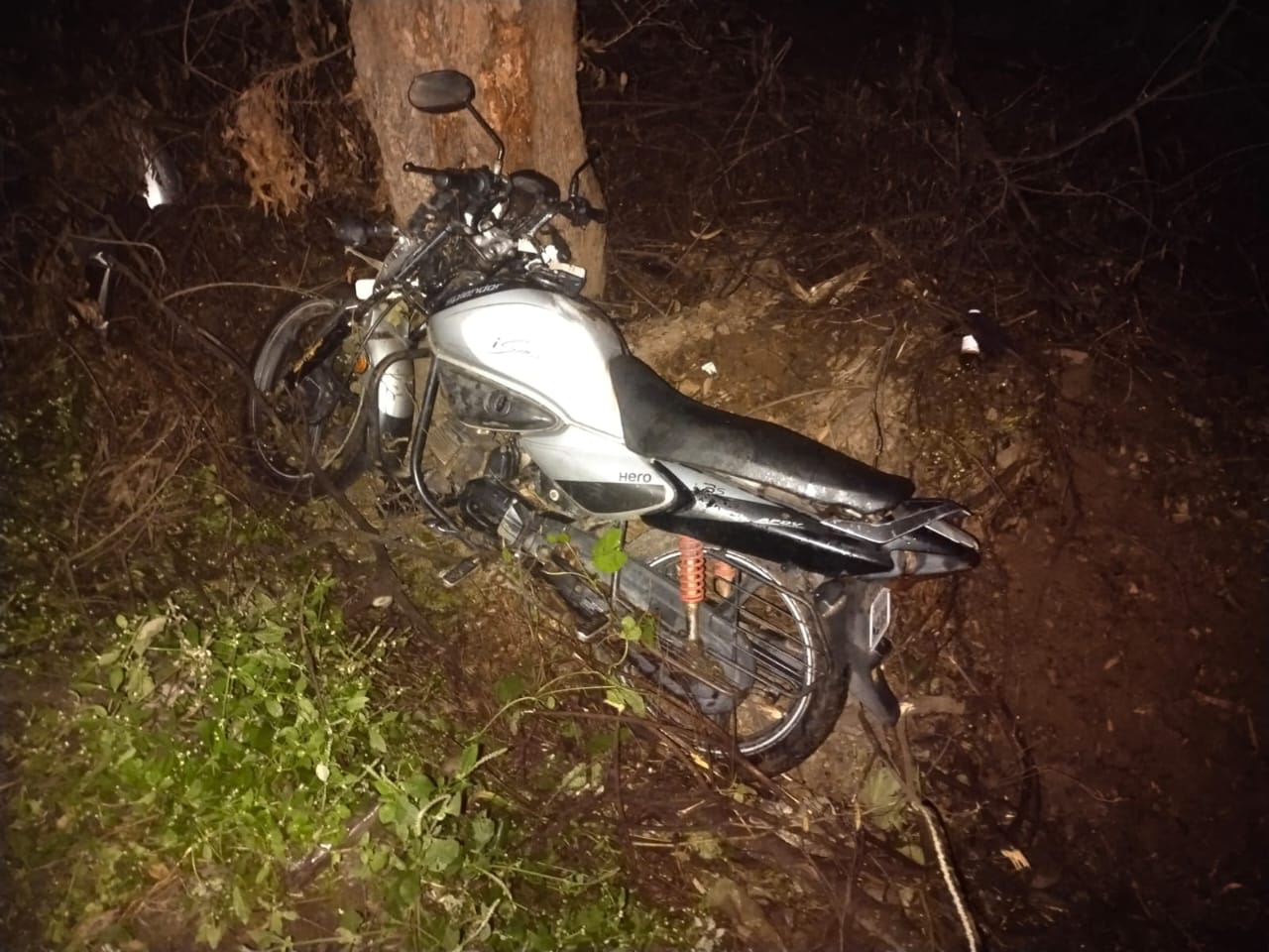 मलवडी-दहिवडी रोडवर भरधाव दुचाकीची लिंबाच्या झाडाला धडक – दोन तरुणांचा जागीच मृत्यू