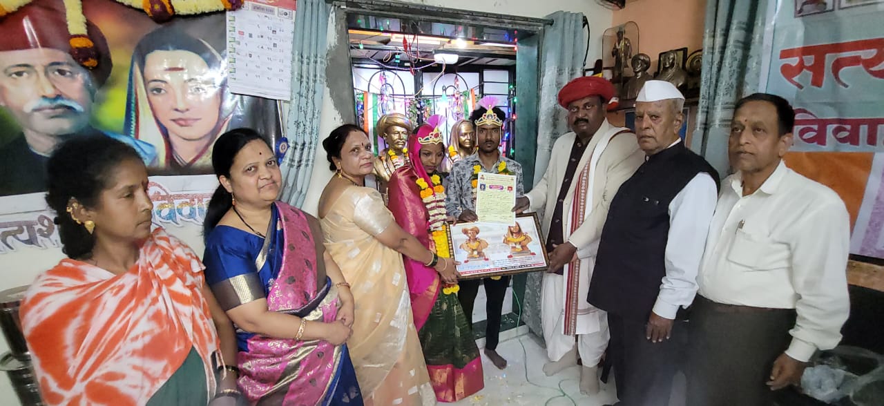 फुले एज्युकेशन तर्फे बलिप्रतिपदा दिनी अल्पशिक्षित आंतरजातीय 54 वा सत्यशोधक विवाह संसारोपयोगी साहित्य भेट देऊन संपन्न!